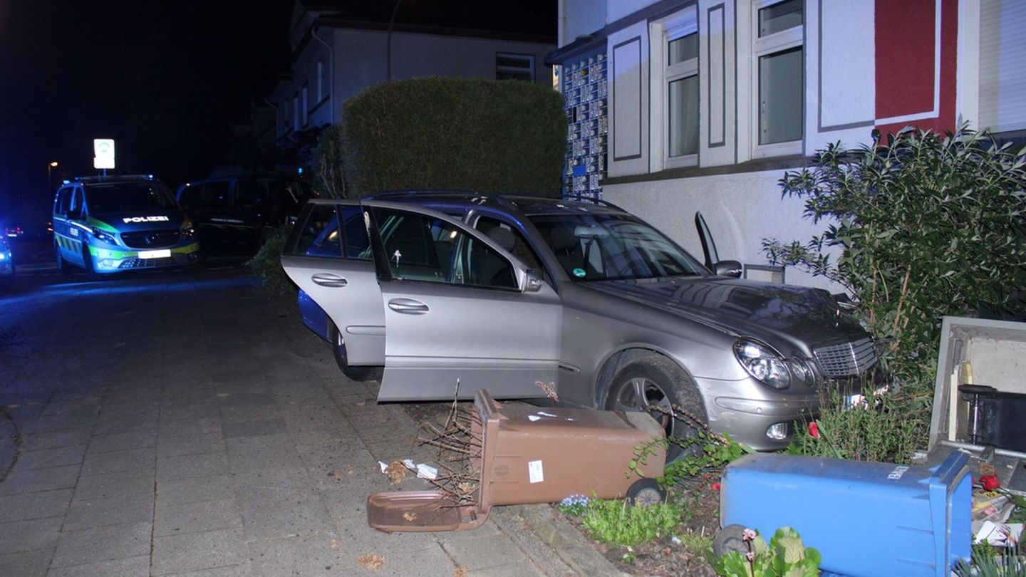 Ein Auto landet nach einer Verfolgungsjagd mit der Polizei in einem Vorgarten. Foto: Polizei Essen/dpa