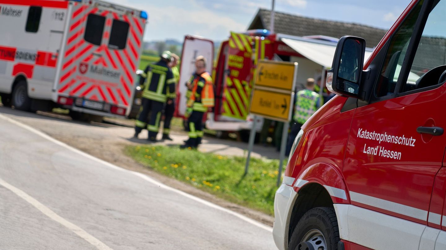 Ein unbekannter Geruch sorgt bei den Ermittlungen für Vorsicht und eine großräumige Absperrung. Foto: Sascha Ditscher/dpa