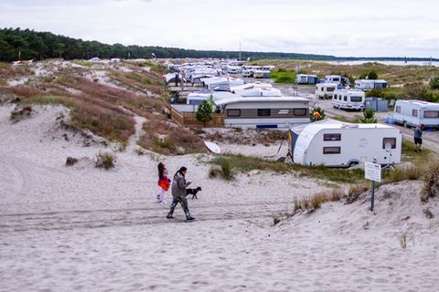 Campen mitten in den Dünen soll in der neuen Saison nachhaltiger werden. (Archivbild) Foto: Jens Büttner/dpa