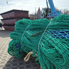 Die Luftkissen, die den Wal anheben sollen, liegen in Netzen verpackt am Hafen