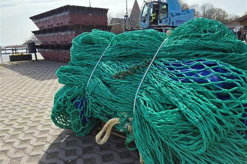 Die Luftkissen, die den Wal anheben sollen, liegen in Netzen verpackt am Hafen