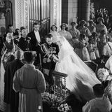 Fürst Rainier und Grace Kelly stehen vor dem Altar bei ihrer Hochzeit in einer Kathedrale von Monaco
