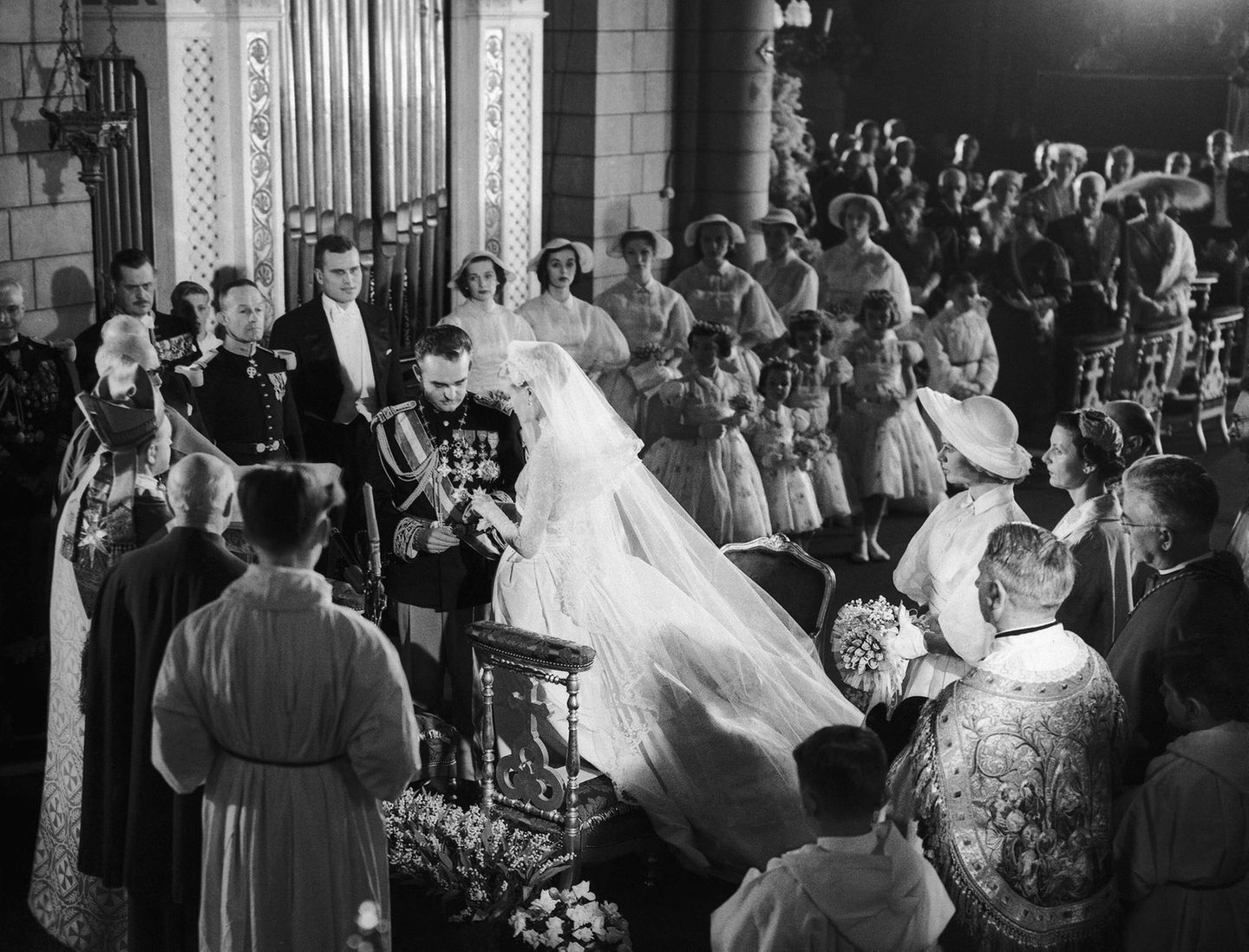 Fürst Rainier und Grace Kelly stehen vor dem Altar bei ihrer Hochzeit in einer Kathedrale von Monaco