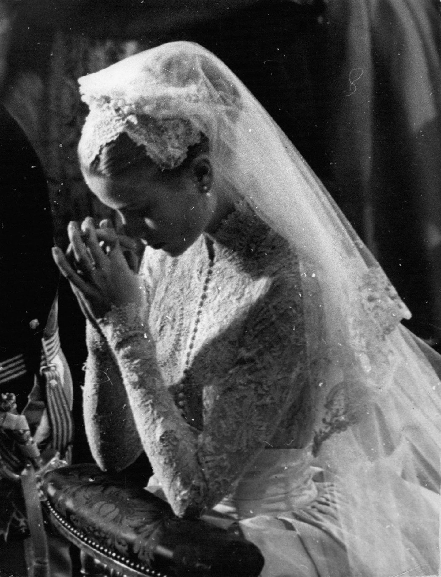 Grace Kelly betet am 19. April 1956 in einer Kathedrale in Monaco