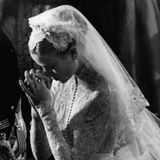 Grace Kelly betet am 19. April 1956 in einer Kathedrale in Monaco