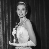 Grace Kelly hält am 30.03.1955 ihre Oscar-Trophäe als beste Hauptdarstellerin in den Händen