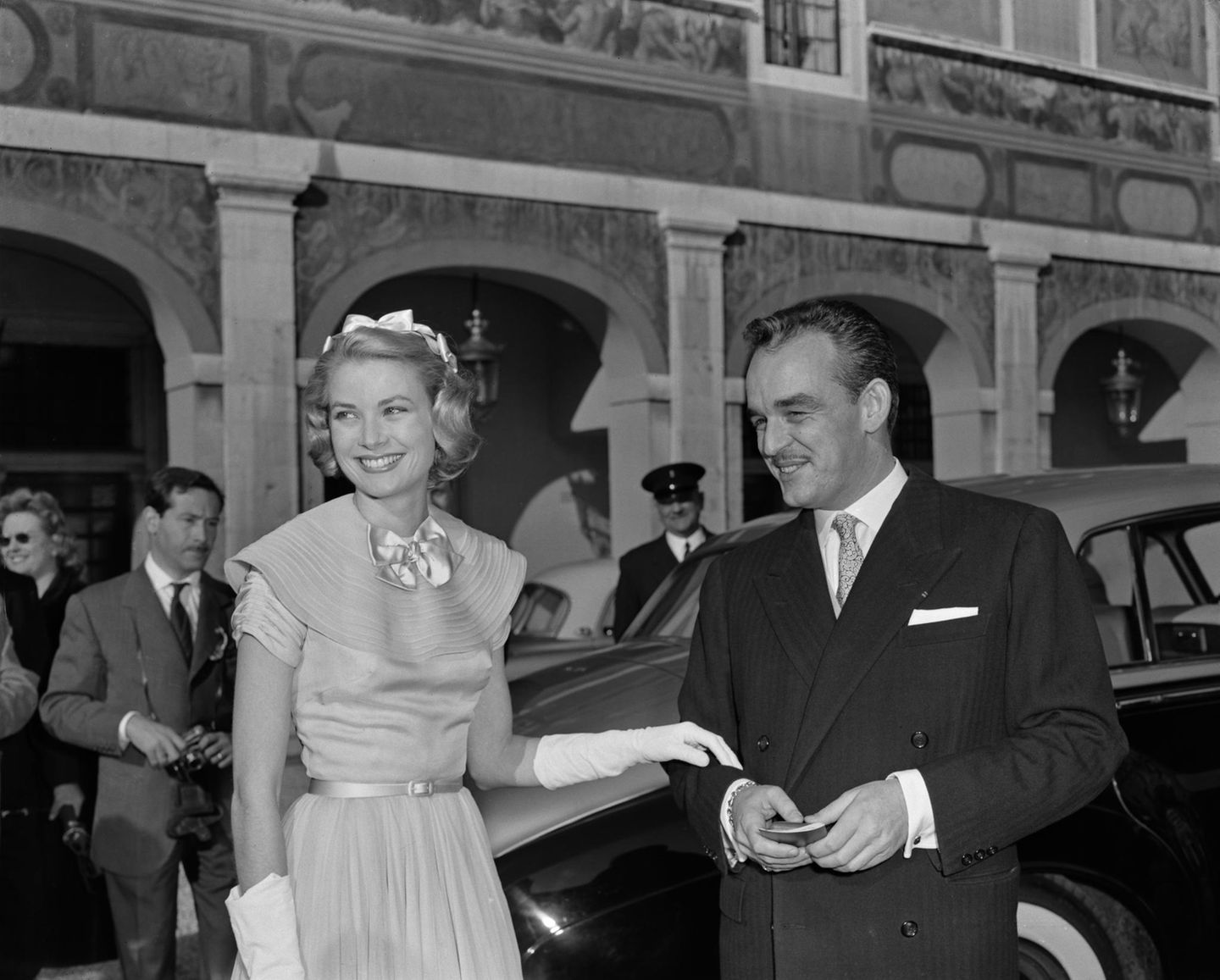 Grace Kelly und Fürst Rainier posieren 1956 in Monte Carlo