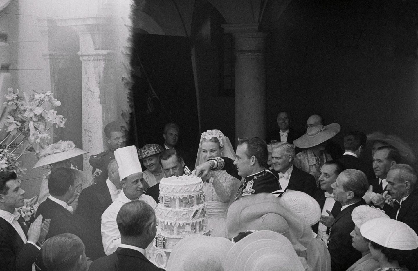 Fürst Rainier und Grace Kelly unter ihren Gästen beim Kuchenessen