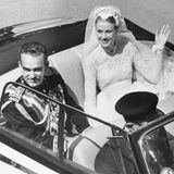 Fürst Rainier und Fürstin Gracia Patricia fahren an ihrem Hochzeitstag in einem Rolls Royce durch Monaco