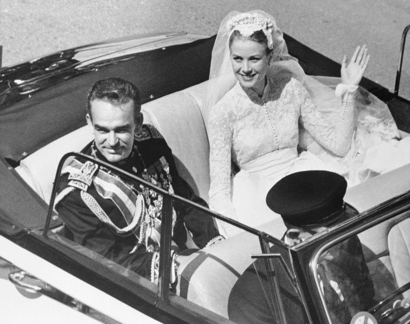 Fürst Rainier und Fürstin Gracia Patricia fahren an ihrem Hochzeitstag in einem Rolls Royce durch Monaco