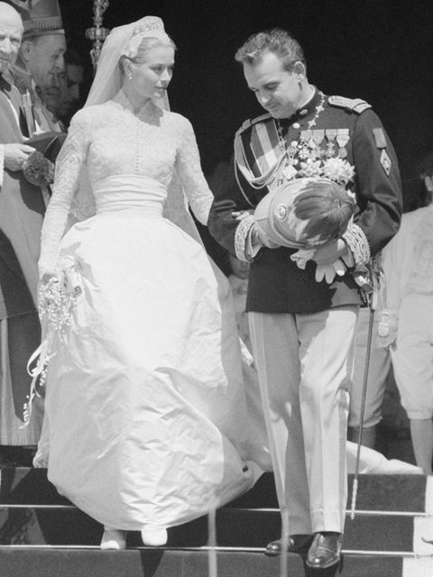 Fürst Rainier und Grace Kelly gehen an ihrem Hochzeitstag die Treppen der Kathedrale von Monaco hinunter