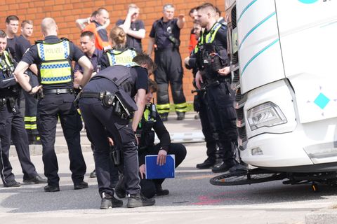 Polizeibeamte sichern Spuren, nachdem zum zweiten Mal in dieser Woche ein Radfahrer bei einem Unfall ums Leben gekommen ist. Fot