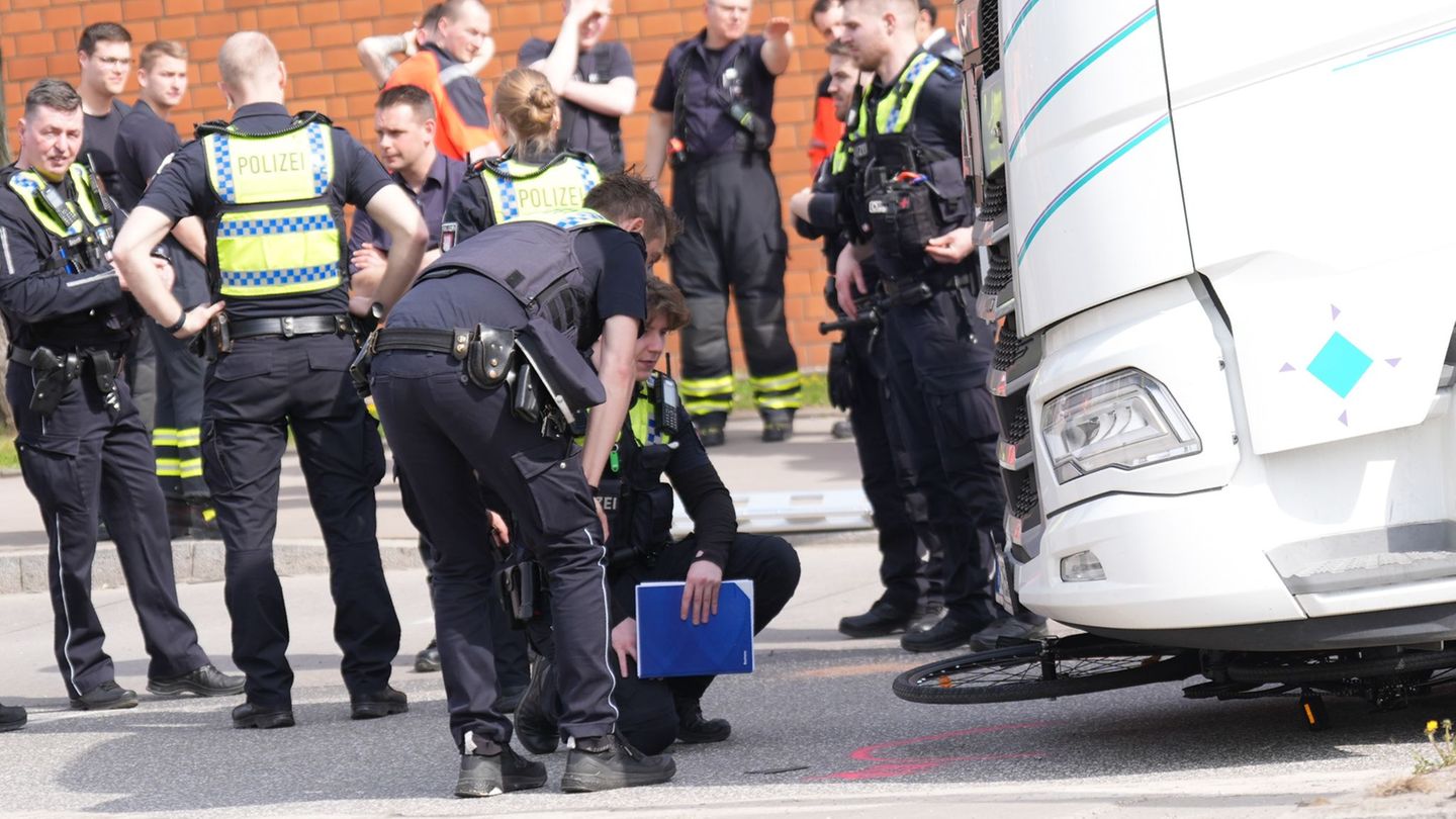 Polizeibeamte sichern Spuren, nachdem zum zweiten Mal in dieser Woche ein Radfahrer bei einem Unfall ums Leben gekommen ist. Fot