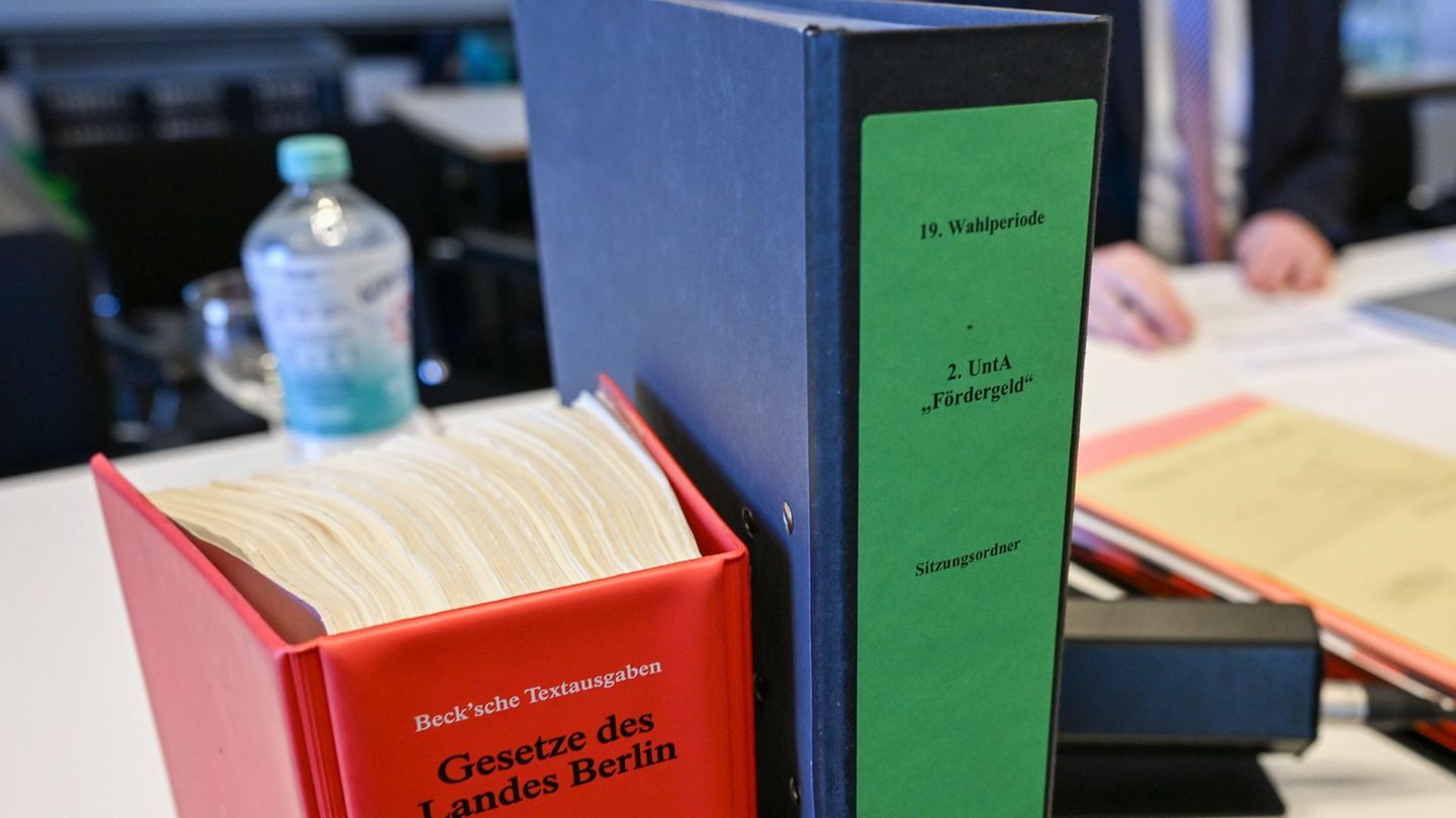 Der Untersuchungsausschuss zur Vergabe von Fördermitteln für Projekte gegen Antisemitismus hat auch Akten ausgewertet. Foto: Jen