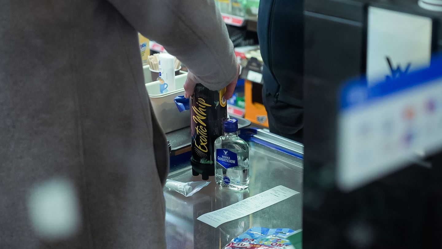 Die Polizei hat in mehreren Kiosk-Filialen verbotene Mengen an Lachgas gefunden. (Symbolbild) Foto: Jonas Walzberg/dpa