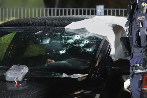 Die durchlöcherte Windschutzscheibe des Autos, in dem das Anschlagsopfer saß. Ein Verdächtiger ist aus Schweden ausgeliefert wor