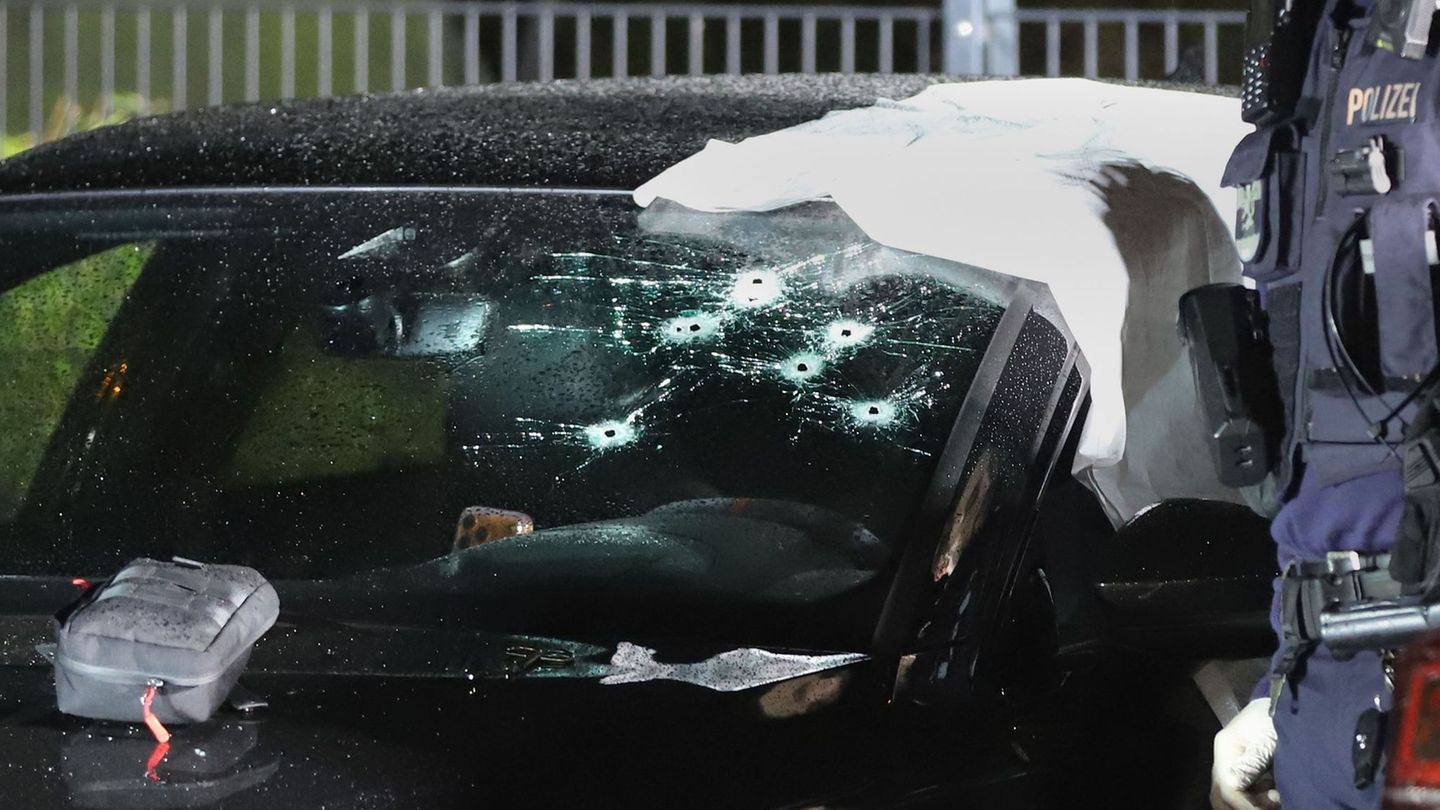 Die durchlöcherte Windschutzscheibe des Autos, in dem das Anschlagsopfer saß. Ein Verdächtiger ist aus Schweden ausgeliefert wor