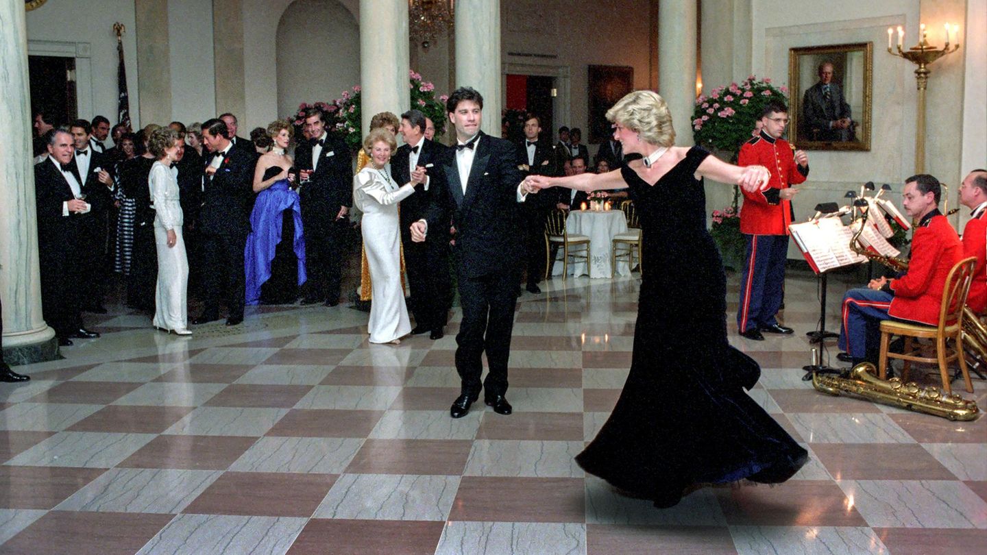 … als Diana mit einem Gast tanzt – John Travolta, Mr. Saturday Night Fever. „Man konnte die Ehrfurcht der Zuschauer in diesem Moment spüren“, erinnert sich Travolta später. Das Bild der beiden geht um die Welt. 