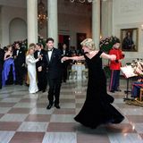 … als Diana mit einem Gast tanzt – John Travolta, Mr. Saturday Night Fever. „Man konnte die Ehrfurcht der Zuschauer in diesem Moment spüren“, erinnert sich Travolta später. Das Bild der beiden geht um die Welt. 