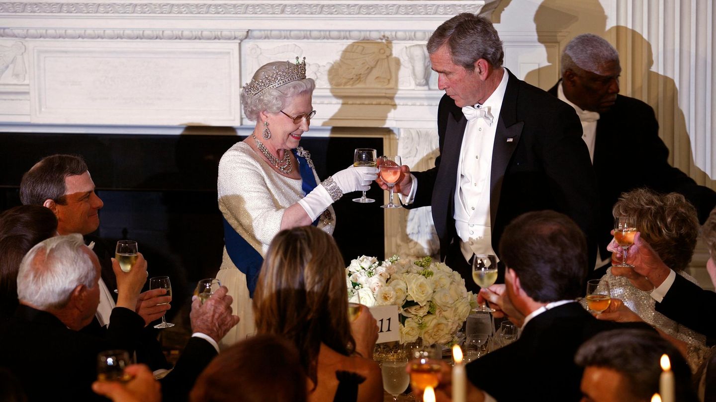Britische Royals: Die Queen 2007 auf Staatsbesuch bei George W. Bush