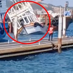 Eine Fähre sinkt in Thailand.