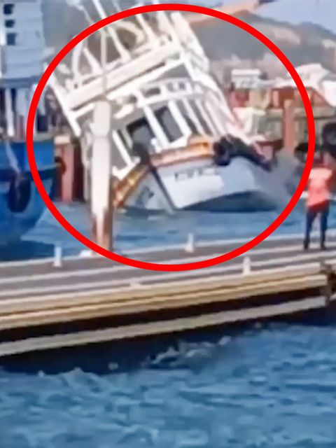 Eine Fähre sinkt in Thailand.