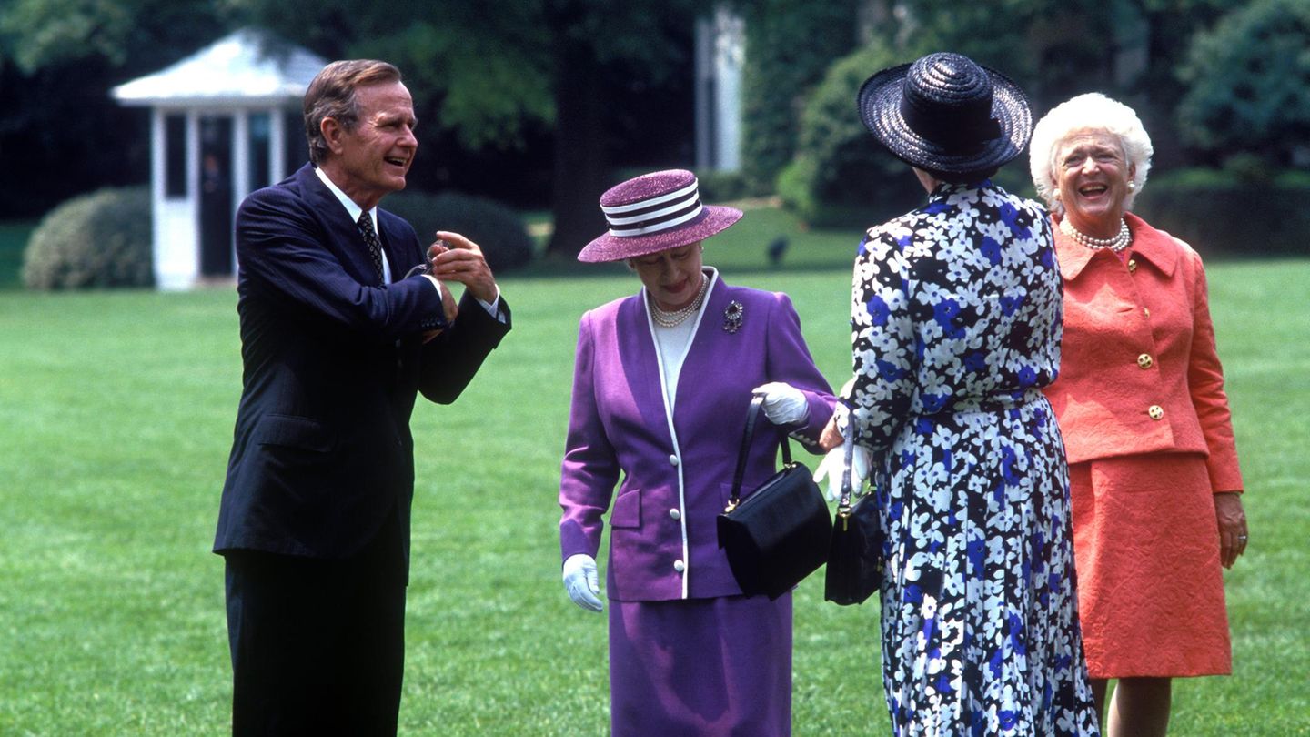 Britische Royals: Die Queen zu Gast bei George Bush und Frau