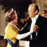Britische Royals: Die Queen 1976 beim Tanz mit Gerald Ford im Weißen Haus