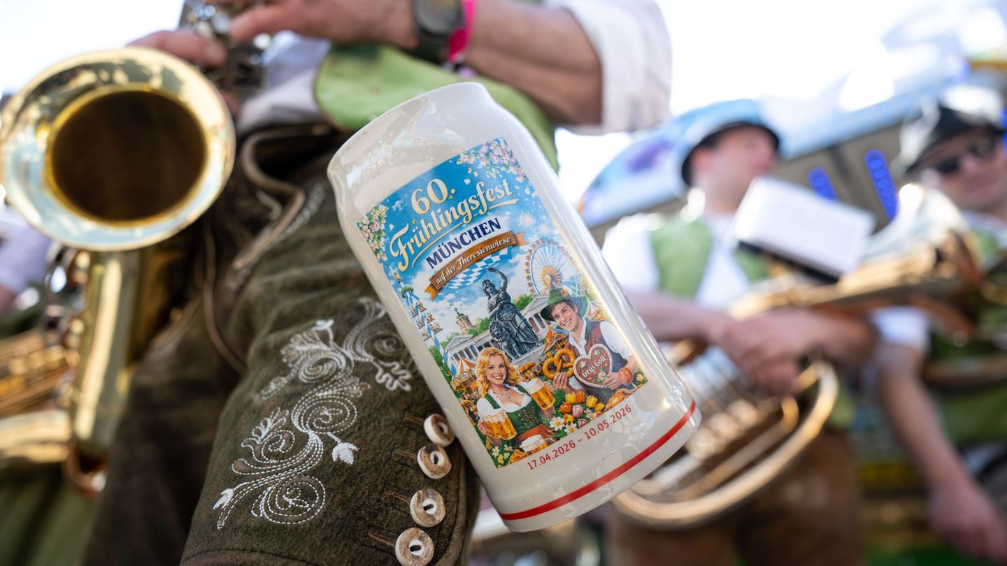 Der mit KI gestaltete Maßkrug mit der Aufschrift "Grüs Gott" statt "Grüß Gott" sorgt für Wirbel. Foto: Lukas Barth-Tuttas/dpa