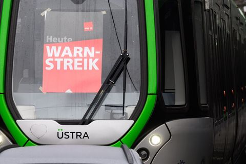 Zehntausende Besucher aus aller Welt werden zur Hannover Messe erwartet. Ausgerechnet zum Auftakt soll im Nahverkehr ein Warnstr