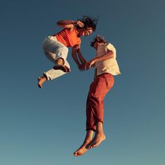 Ein Paar hüpft in die Luft