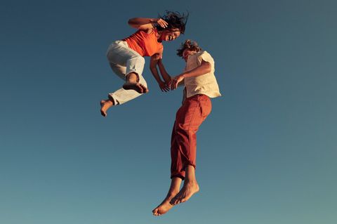 Ein Paar hüpft in die Luft