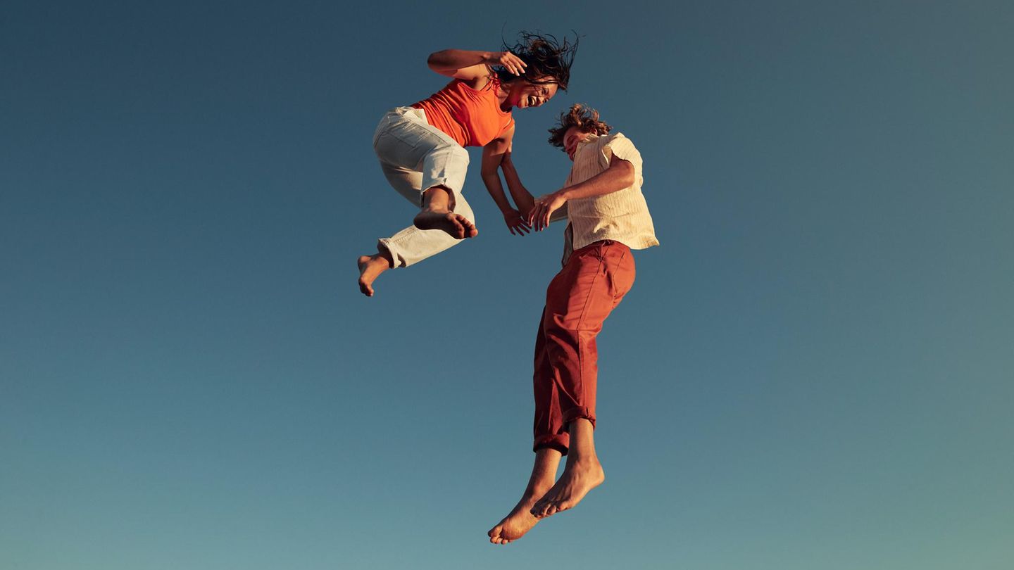 Ein Paar hüpft in die Luft