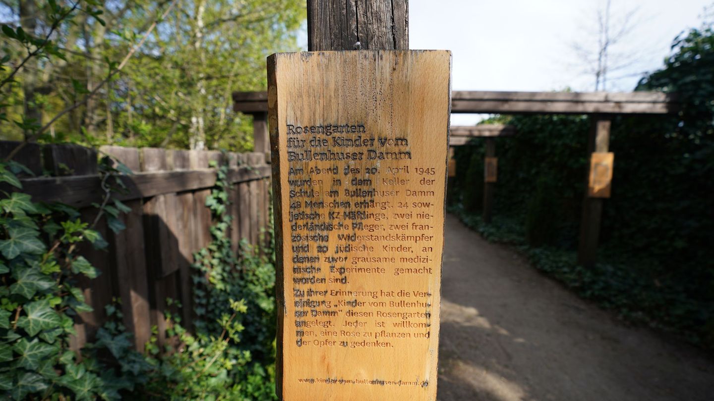 Schüler aus Mecklenburg und Hamburg gestalten zusammen mit der Vereinigung "Kinder vom Bullenhuser Damm" eine Gedenkfeier. (Arch