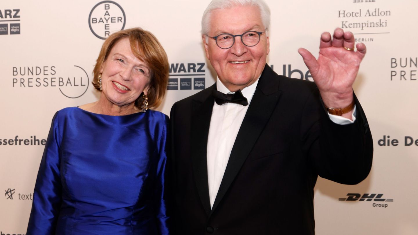 Bundespräsident Frank-Walter Steinmeier und seine Frau Elke Büdenbender kommen zum Bundespresseball. Foto: Carsten Koall/dpa