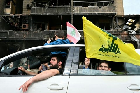Vertriebene Zivilisten im Libanon mit Hisbollah-Flagge