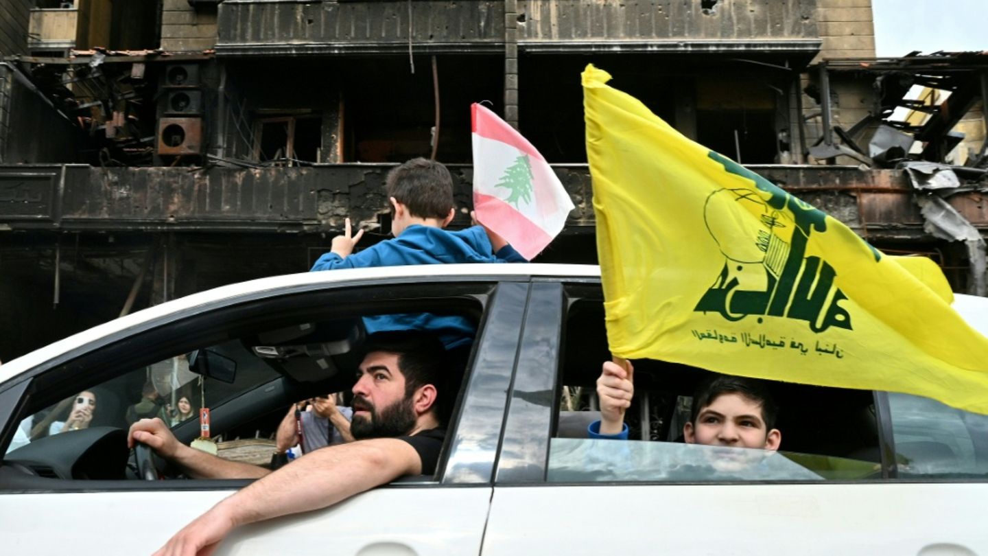 Vertriebene Zivilisten im Libanon mit Hisbollah-Flagge