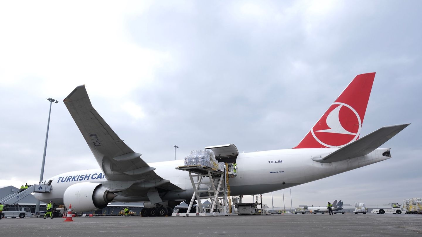 Turkish Airlines stellt die Flüge von Leipzig/Halle nach Istanbul ein. (Archivbild) Foto: Sebastian Willnow/dpa