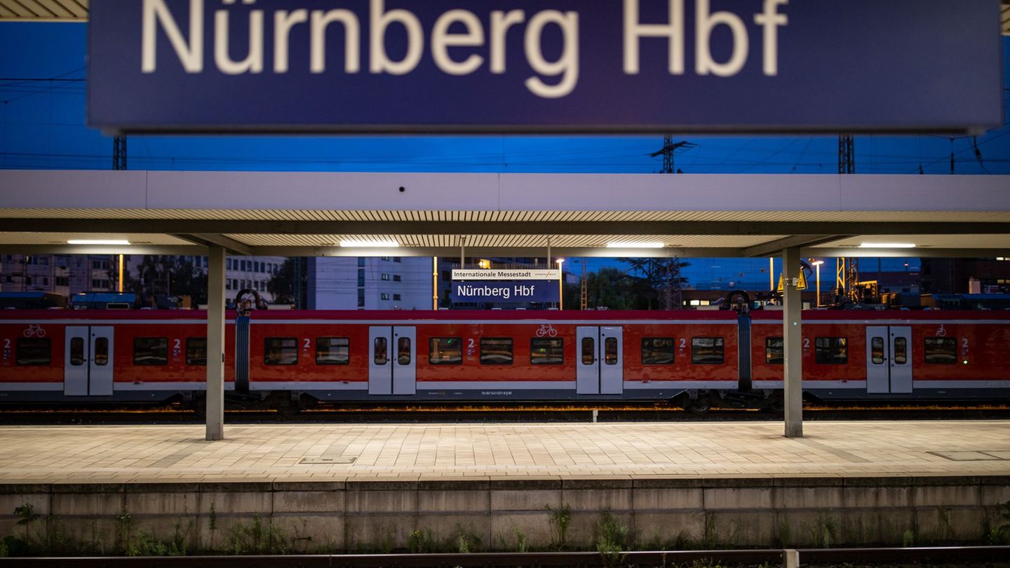 Die Bahn meldete eine Sperrung des Nürnberger Hauptbahnhofs - ein Fehler. (Archivbild) Foto: Daniel Karmann/dpa