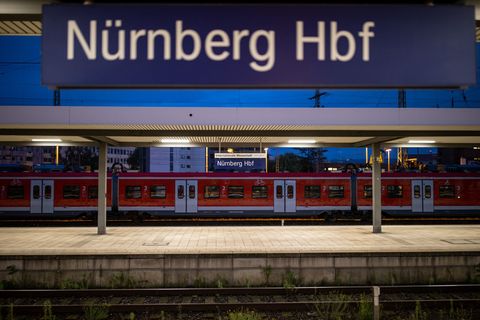 Die Bahn meldete eine Sperrung des Nürnberger Hauptbahnhofs - ein Fehler. (Archivbild) Foto: Daniel Karmann/dpa
