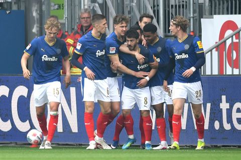 Kieler Jubel gegen Kaiserslautern. Foto: Daniel Bockwoldt/dpa