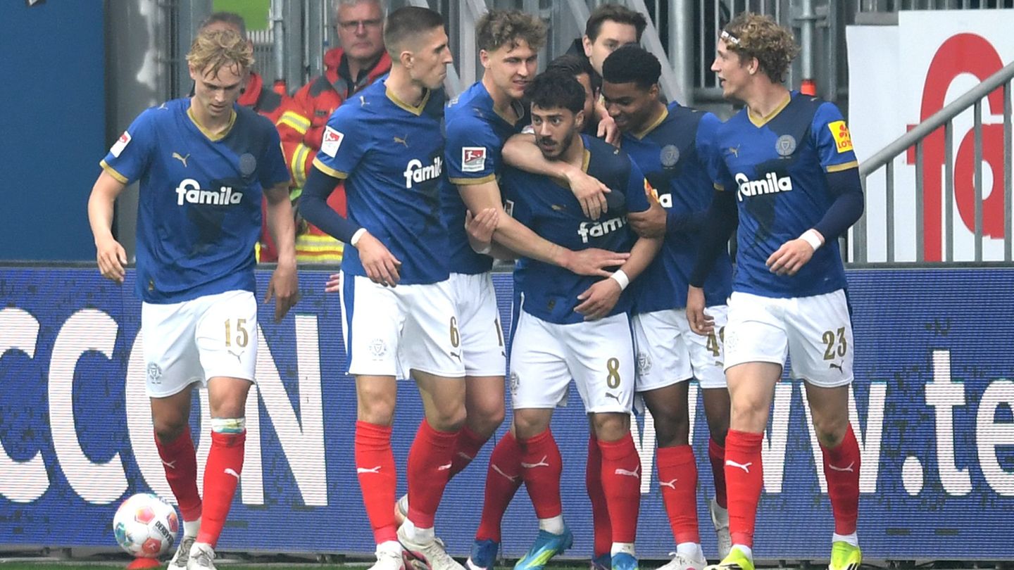 Kieler Jubel gegen Kaiserslautern. Foto: Daniel Bockwoldt/dpa