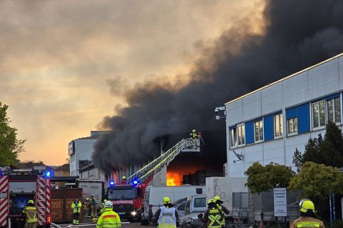 Eine große Rauchwolke zeigte sich am Abend über Regensburg. Foto: Moller-Schuh/Vifogra GmbH/dpa