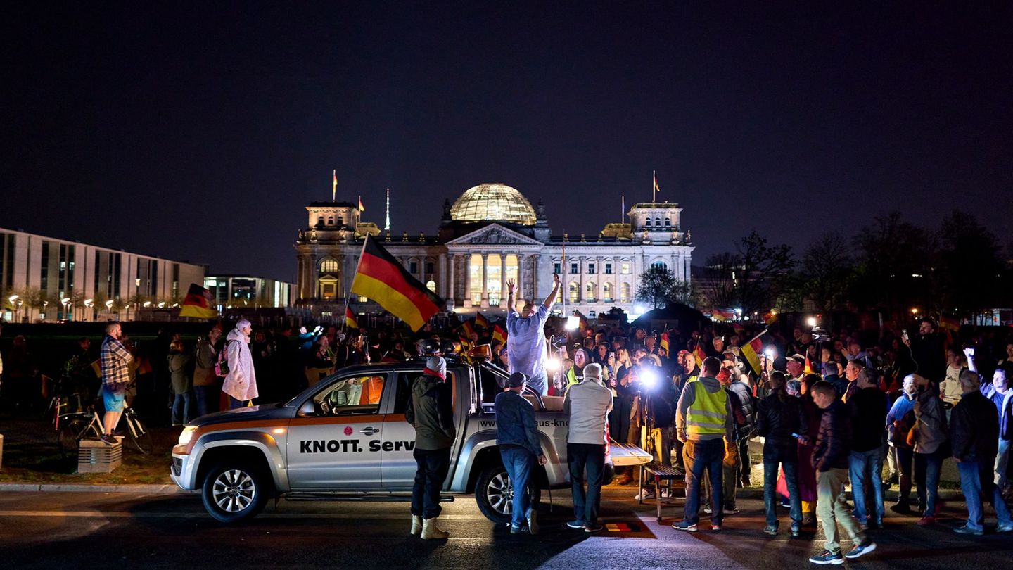 Fahrt über Bundesstraßen: Autokonvoi gegen hohe Spritpreise vor Reichstag in Berlin