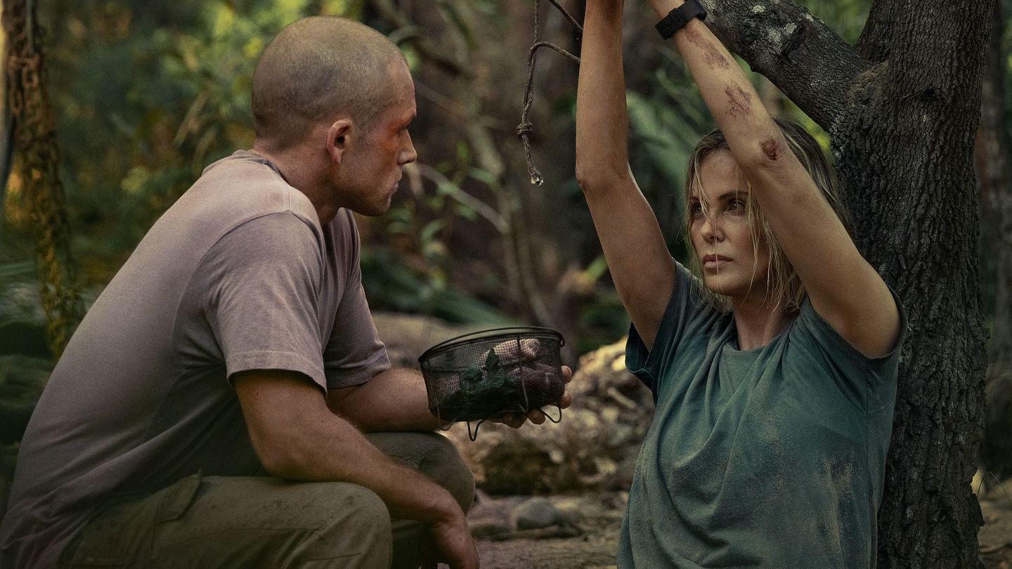Für ihn ist es ein Spiel, für sie der Kampf ums Überleben: Ben (Taron Egerton) macht Sasha (Charlize Theron) einen Kletterausflug zur Hölle.