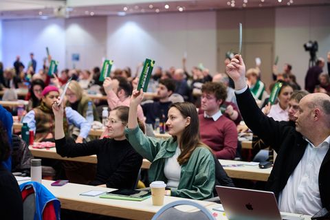 Bei einer Mitgliederversammlung der Grünen können deutlich mehr Parteianhänger abstimmen als bei normalen Parteitagen. (Archivbi