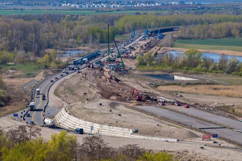 Südlich von Leipzig wird die A72 mit offenporigem Asphalt ausgestattet. Foto: Jan Woitas/dpa