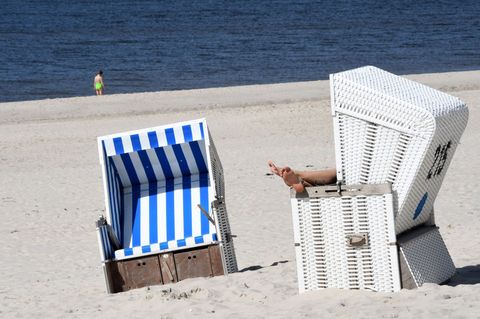 Zum Entspannen werden Strandkörbe an Nordsee und Ostsee gern genutzt. In speziellen Körben mit USB-Anschluss und Steckdose kann