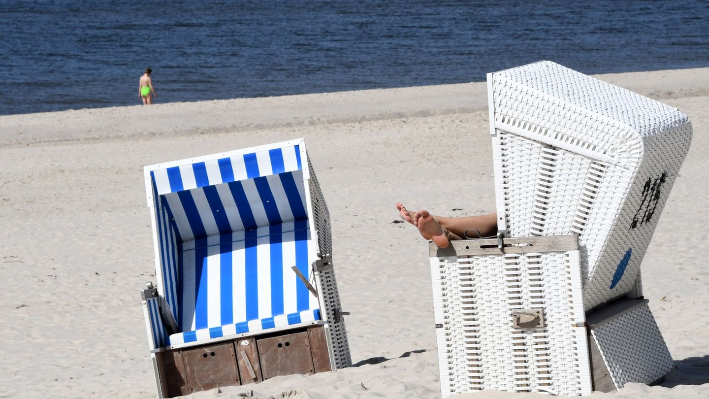 Zum Entspannen werden Strandkörbe an Nordsee und Ostsee gern genutzt. In speziellen Körben mit USB-Anschluss und Steckdose kann