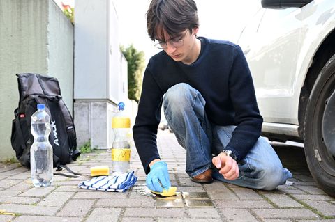 Häufig sind es junge Menschen, die ein FSJ oder FÖJ absolvieren, wie der 18-jährige Elija Schildheuer-Rowe im Erinnerungsort Top